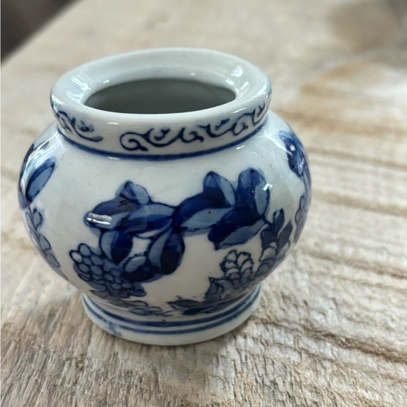 Set of Two Vintage Blue and White Oriental Porcelain Vases. 2” and 4” tall. #224 - Picture 8 of 11